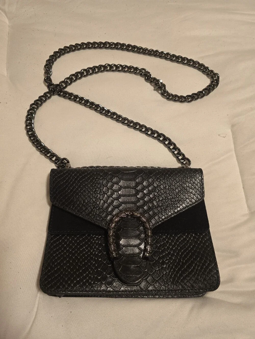 Vera Pelle Black Textured Shoulder Bag with Chain Strap